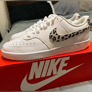 Women’s Nike Court Vision Low sz 10